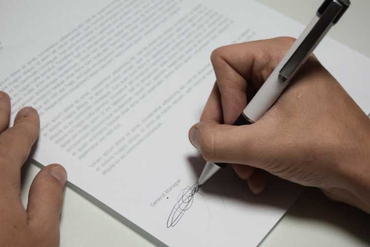 Firma contratto di lavoro - fonte_Canva - Dentrolanotiziabreak.it