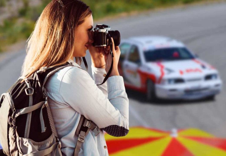 Ragazza fotografa il rally