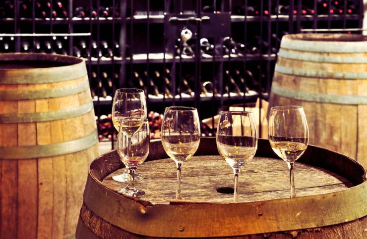 Cantina vini e calici per la degustazione