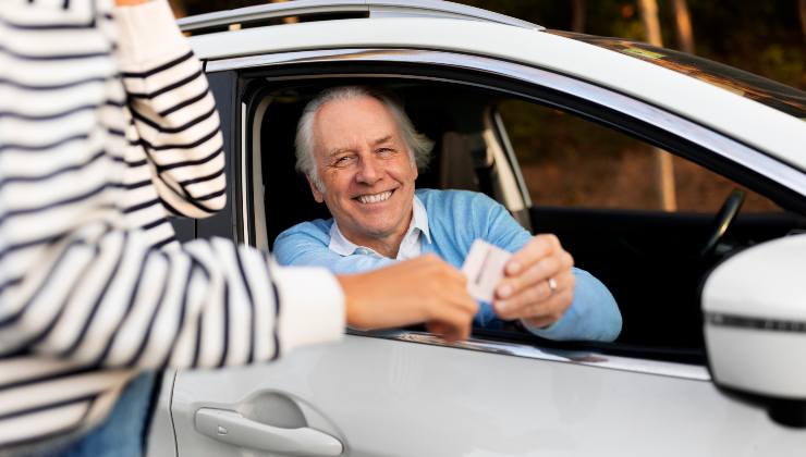 Come cambiano le regole per gli automobilisti over 70 - dentrolanotiziabreak.it - 20250811