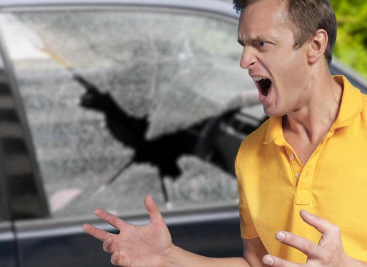Finestrino dell'auto rotto per furto