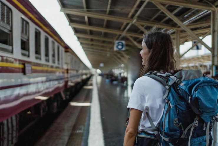 Giovane ragazza attende il treno