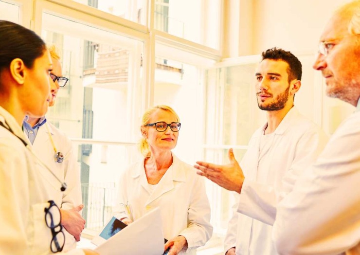 Medici e infermieri discutono