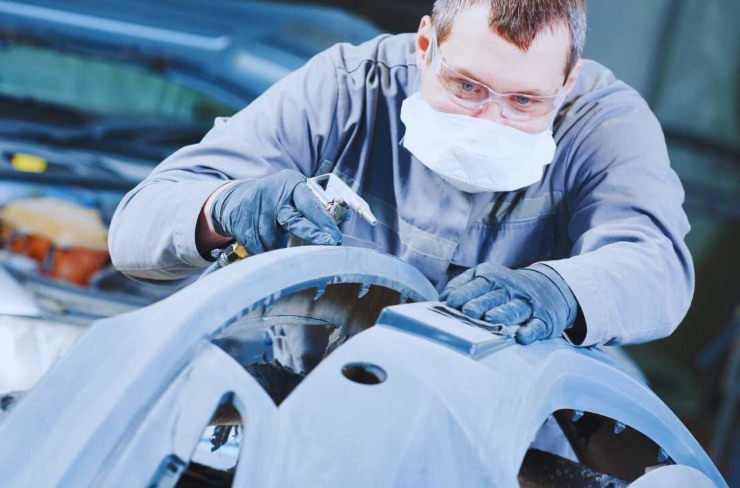 Operaio in fabbrica auto