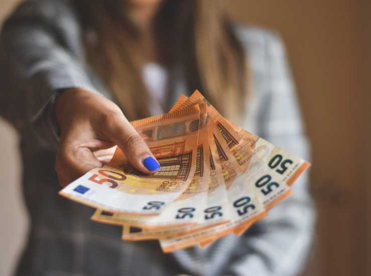 Buoni Poste Italiane da 2000 euro - Dentrolanotiziabreak.it (Fonte fonte Canva)