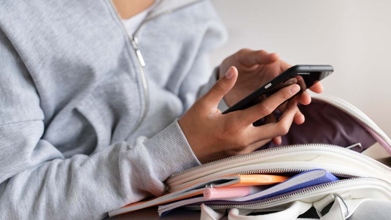 Cellulare a scuola, le nuove regole del Ministro dell'Istruzione - dentrolanotiziabreak.it - 2025091