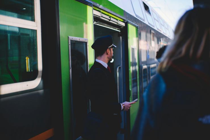 controllore vicino al treno