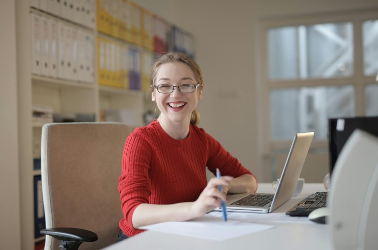 donna che sorride davanti al computer