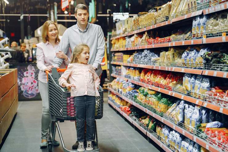 famiglia al supermercato