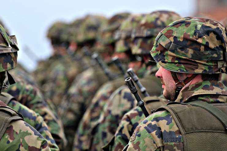 militari di spalle