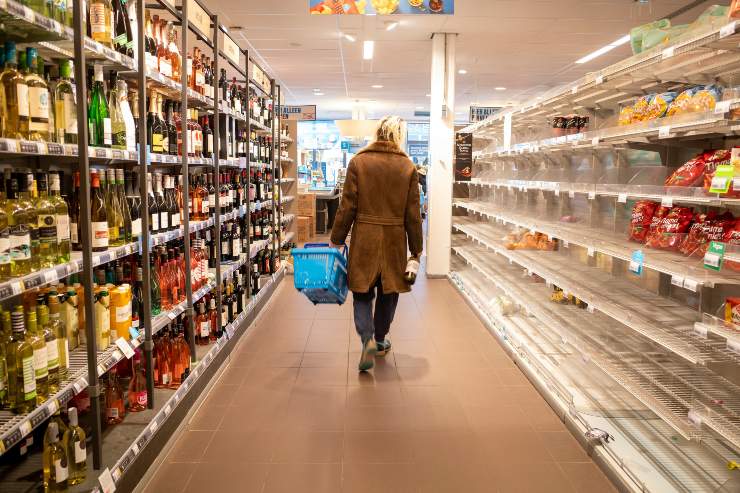 donna in corsia supermercato