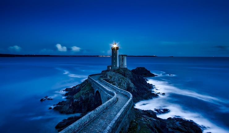 un faro sul mare