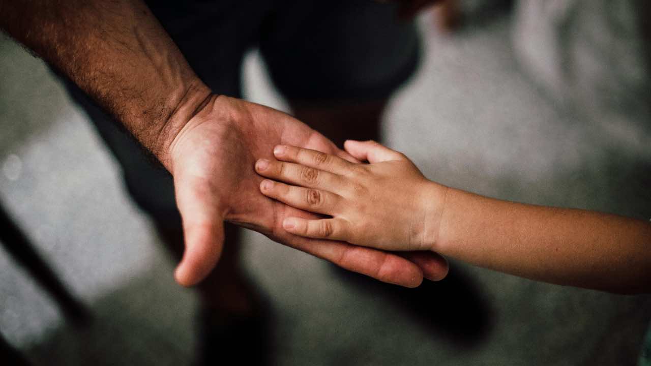 batti cinque mano e mano padre e figlio genitori - pexels- dentrolanoriziabreak