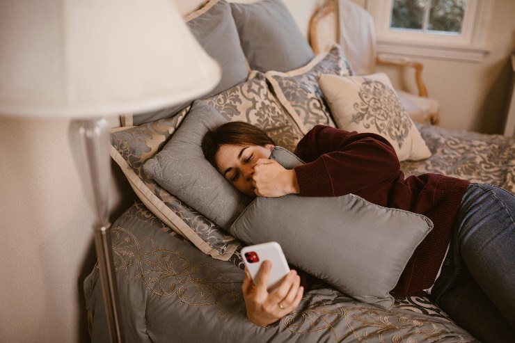 letto - cellulare - pexels- dentrolanotiziabreak