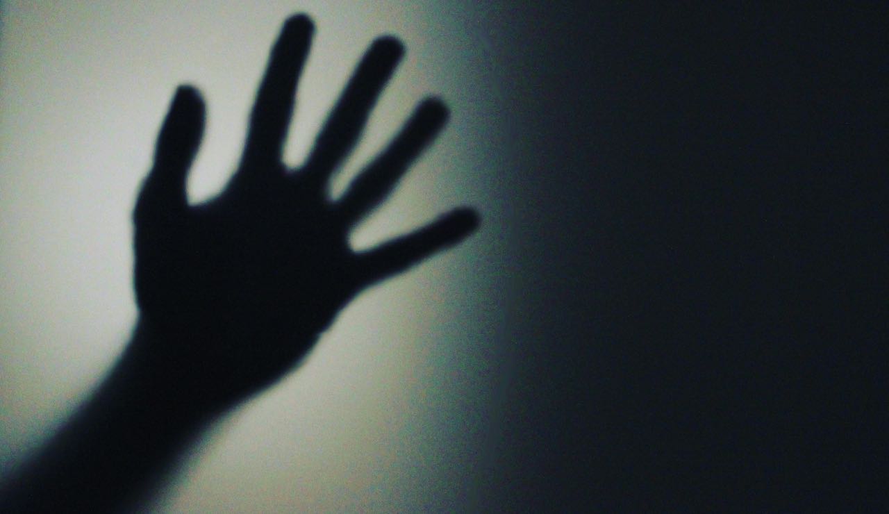 ombra - mano - paura - buio - minaccia - pexels- dentrolanotiziabreak