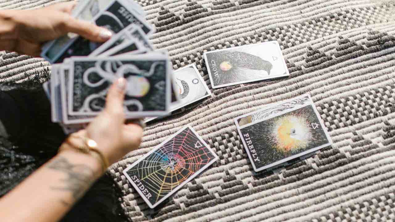 strega - carte - magia - pexels- dentrolanotiziabreak