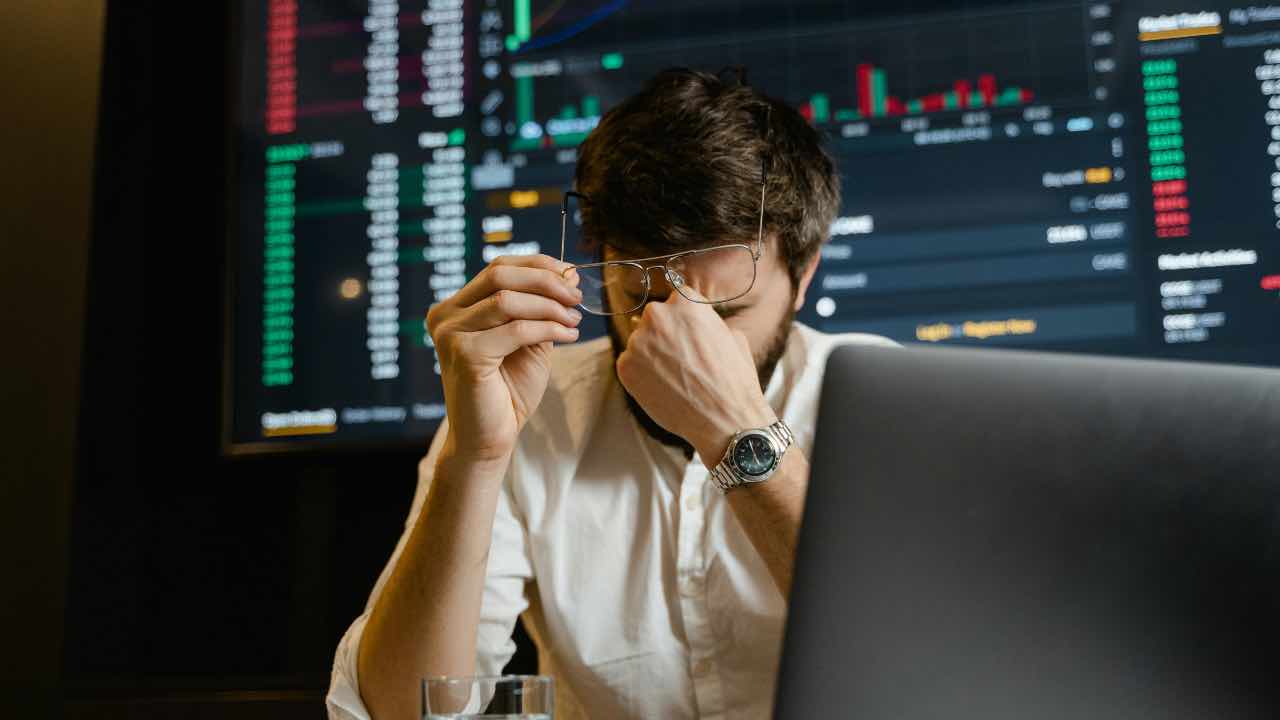 uomo disperato, lacrime, denaro, tasse, pensieri, povertà, calcolipexels - dentrolanotiziabreak