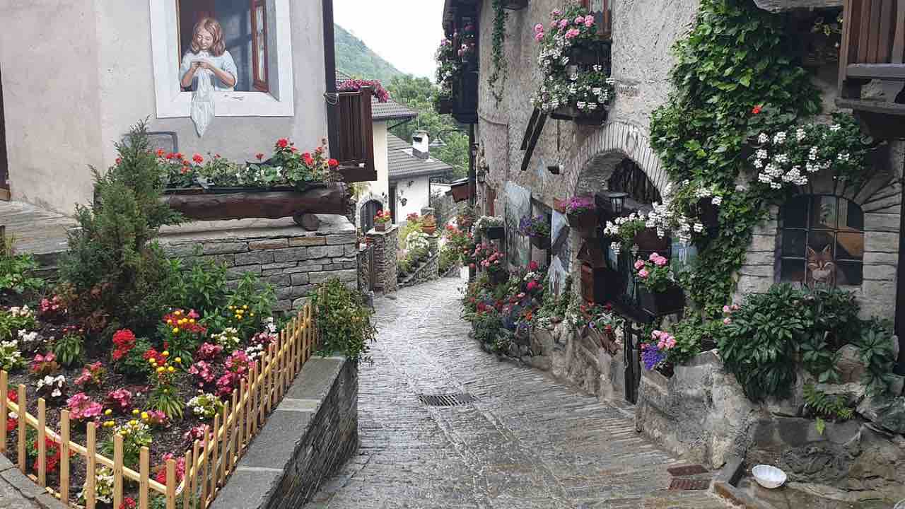 Si trova in Piemonte il borgo più bello di tutta Italia: si gira in bici o a piedi e si respira aria 100% pulita | Meta top per le vacanze 2025