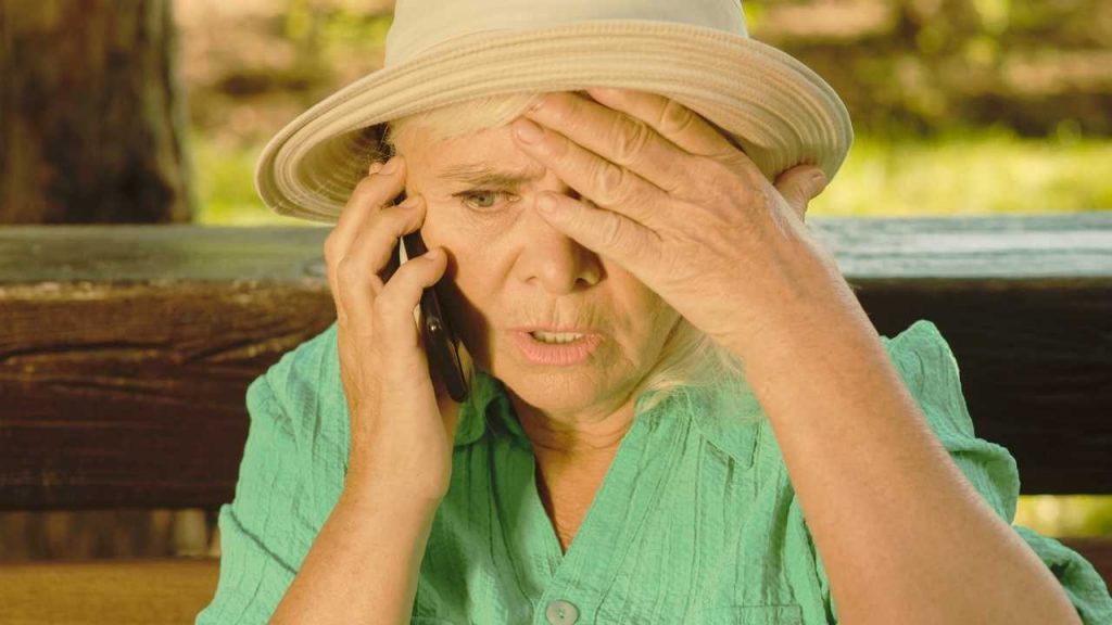Donna preoccupata al telefono