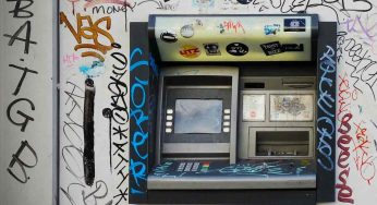 DISASTRO BANCHE – Sportelli chiusi, milioni di conti senza filiale: da oggi prelievi solo in città lontane | Correntisti nel panico