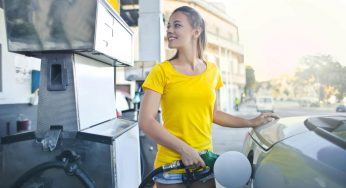 Benzina alle stelle, ma chi sa questo segreto spende la metà | Inizia con un gesto da 2 secondi