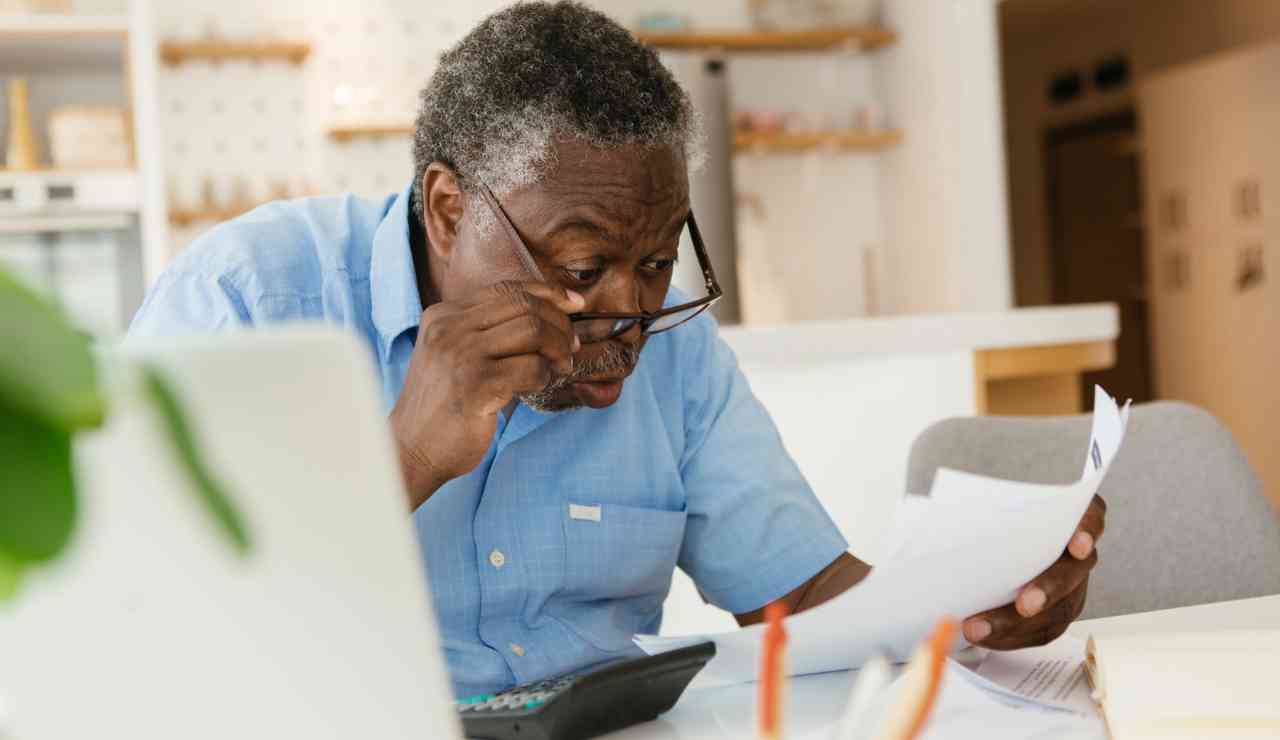 Bollette della luce puoi risparmiare anche 300 euro - Dentrolanotiziabreak.it (Fonte foto Canva)