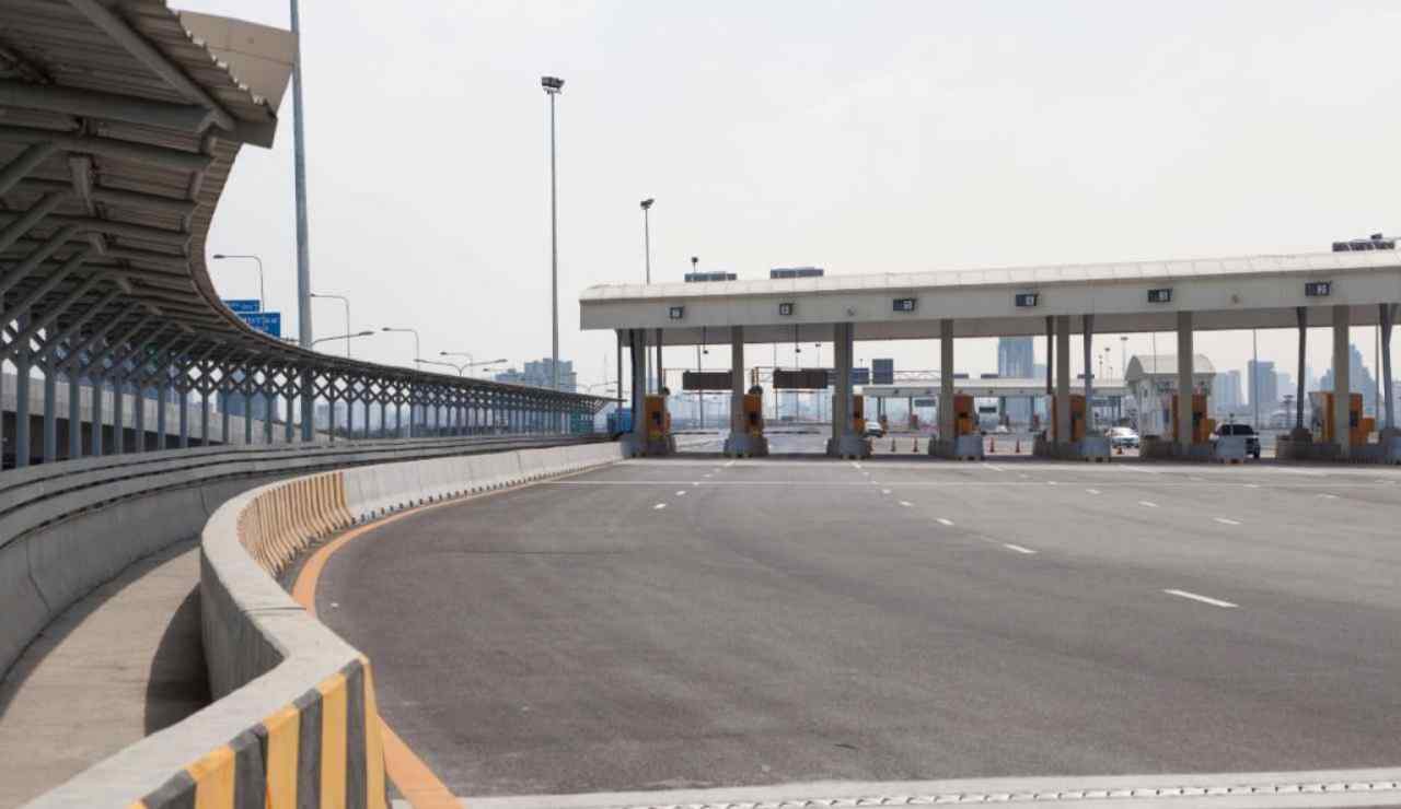 Caselli stradali non dovrai pagare il pedaggio - Dentrolanotiziabreak.it (Fonte foto Canva)