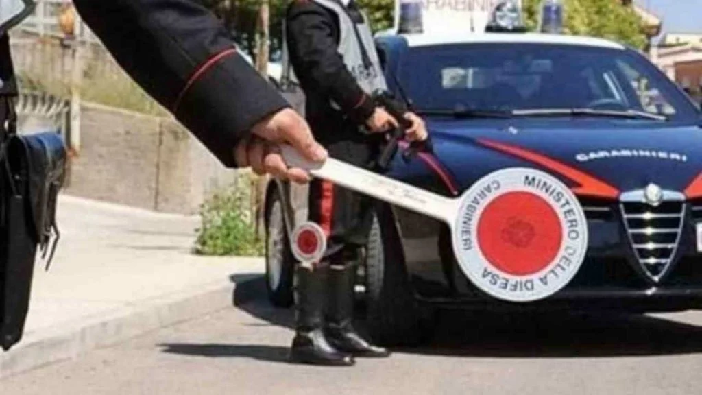 Patente stracciata, da oggi scattano le multe da 18.000€ se hai il pattume in auto | Il gesto quotidiano non è più accettato