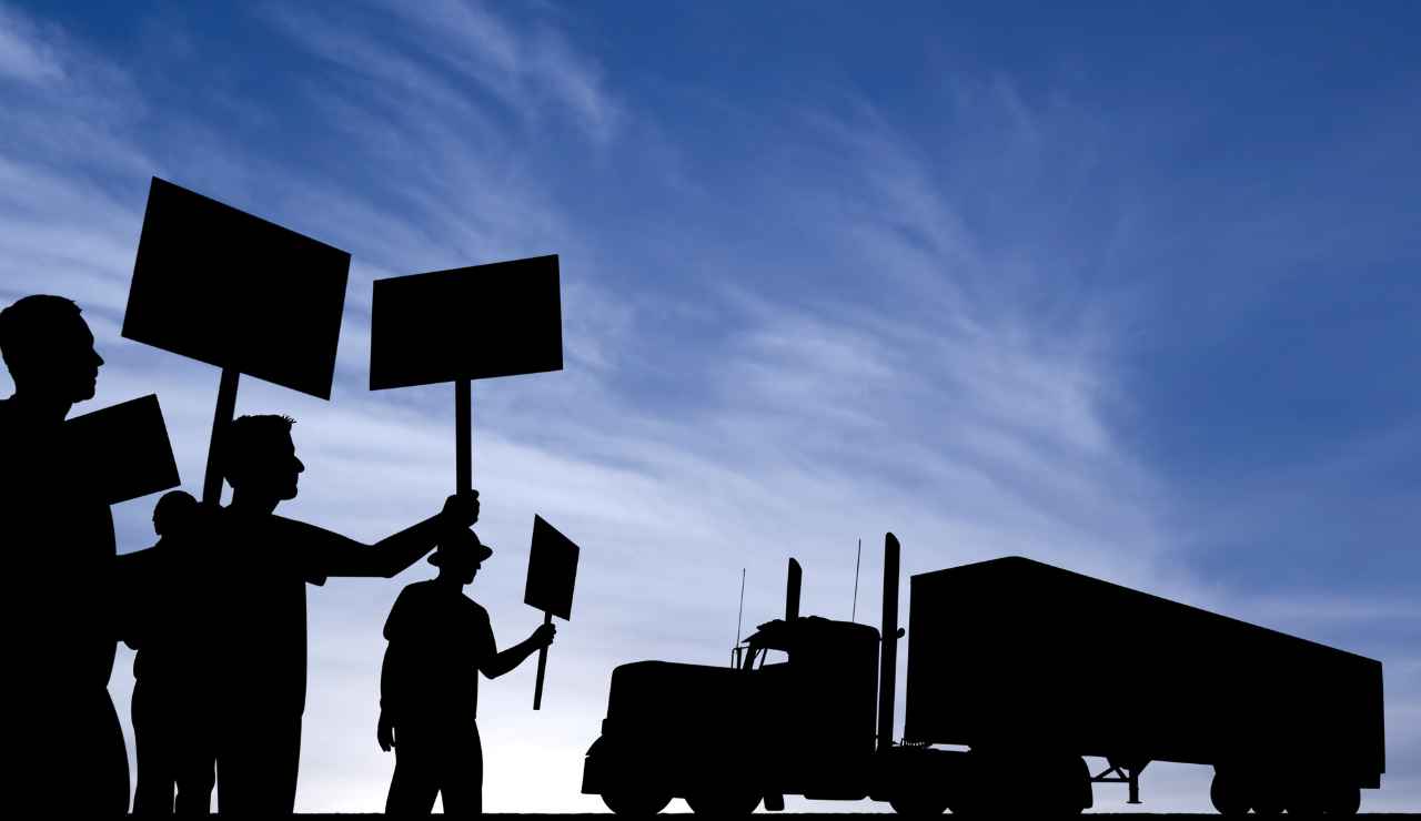 Settembre mese di scioperi traffico bloccato - Dentrolanotiziabreak.it (Fonte foto Canva)