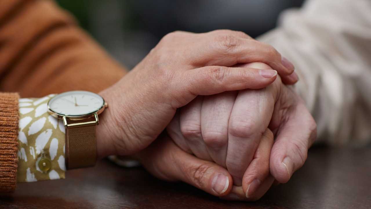 Mani strette e rassicuranti