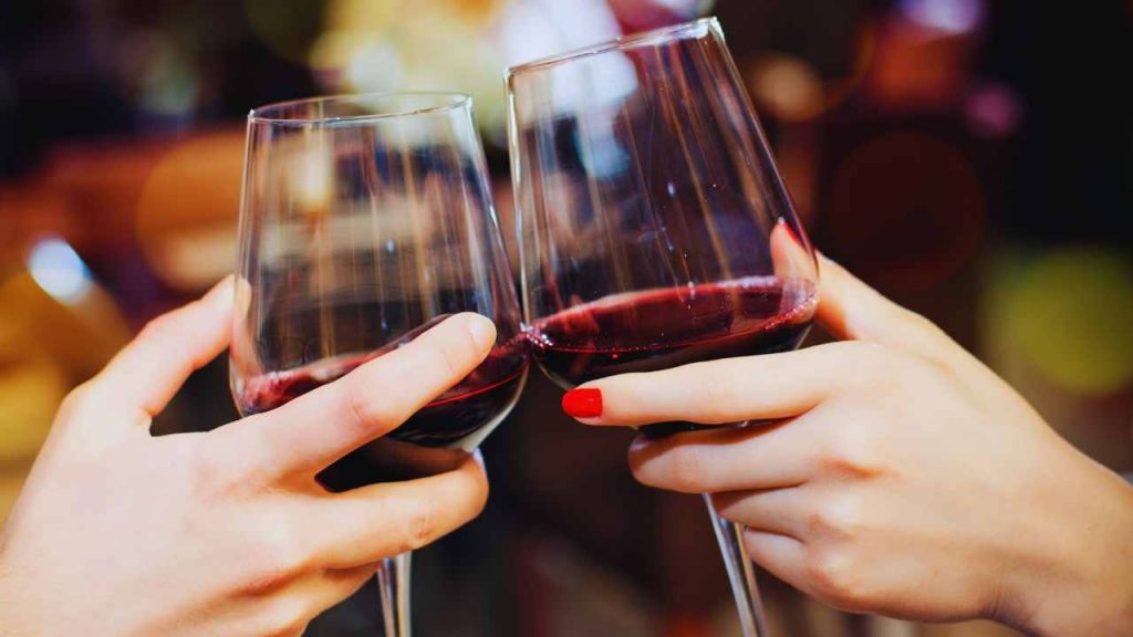 Brindisi con vino rosso