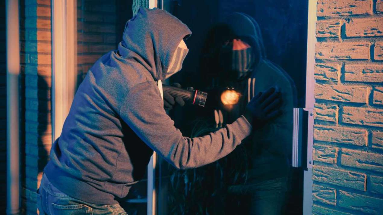 Tentato furto a Brandizzo, ladri in casa messi in fuga da luci e rumori: la comunità reagisce