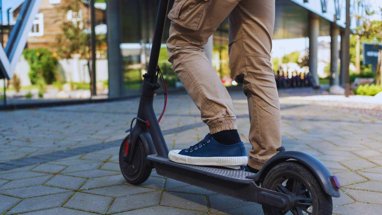 Monopattini elettrici: libertà su due ruote o bomba a orologeria urbana