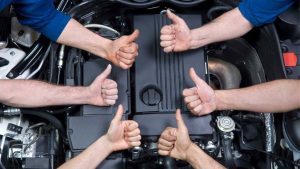 Operaio in fabbrica auto