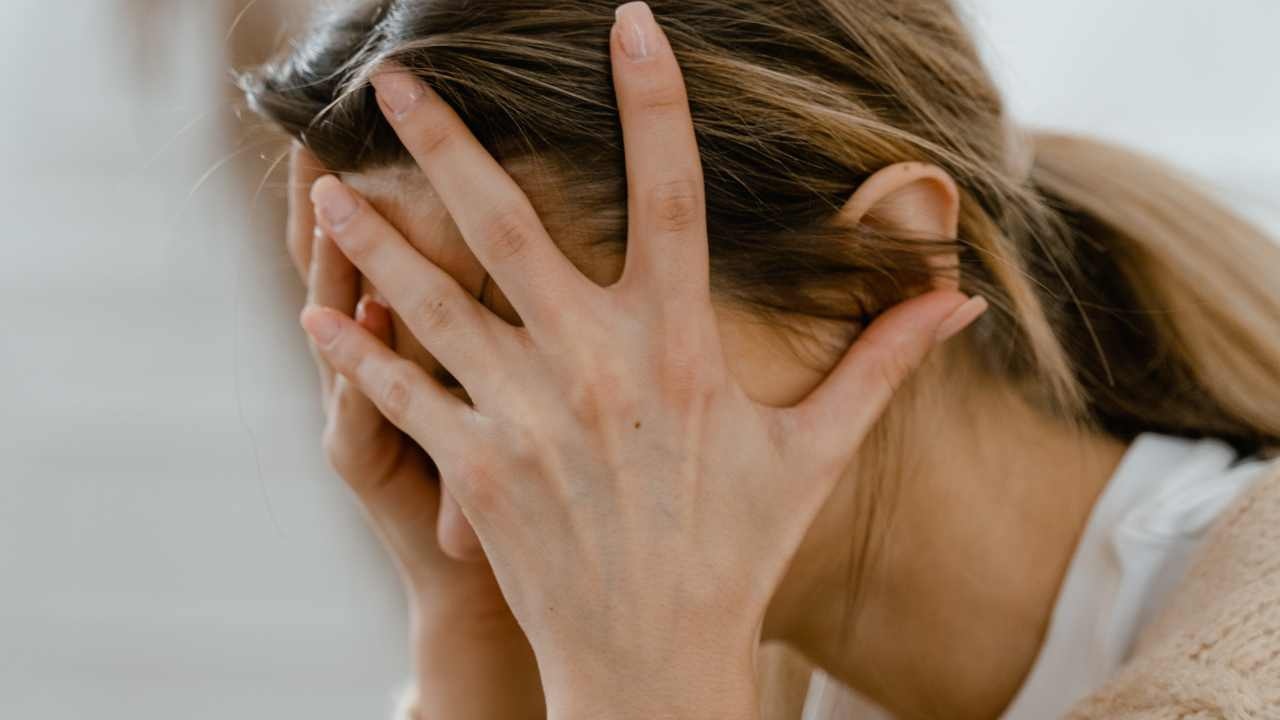 Treno per Novara, l’incubo in un vagone vuoto: la denuncia di una ragazza rompe il silenzio