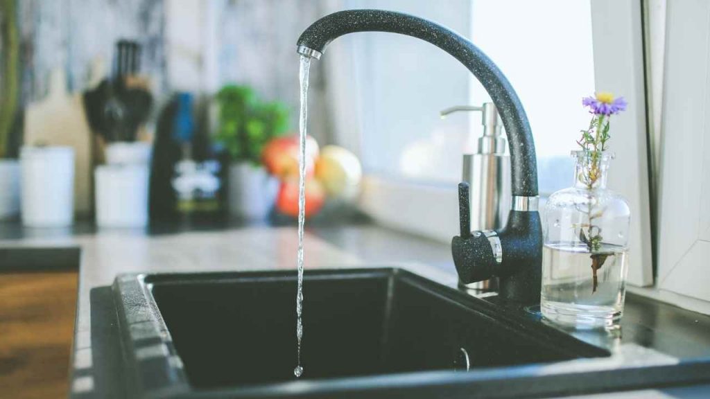 Rubinetto dell'acqua aperto