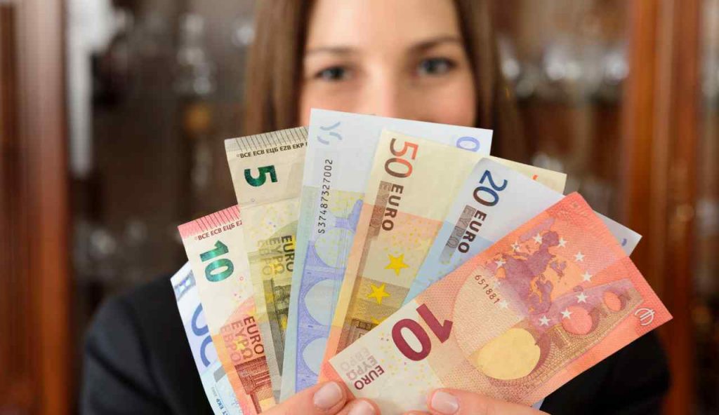 Buoni Poste Italiane da 2000 euro - Dentrolanotiziabreak.it (Fonte fonte Canva)