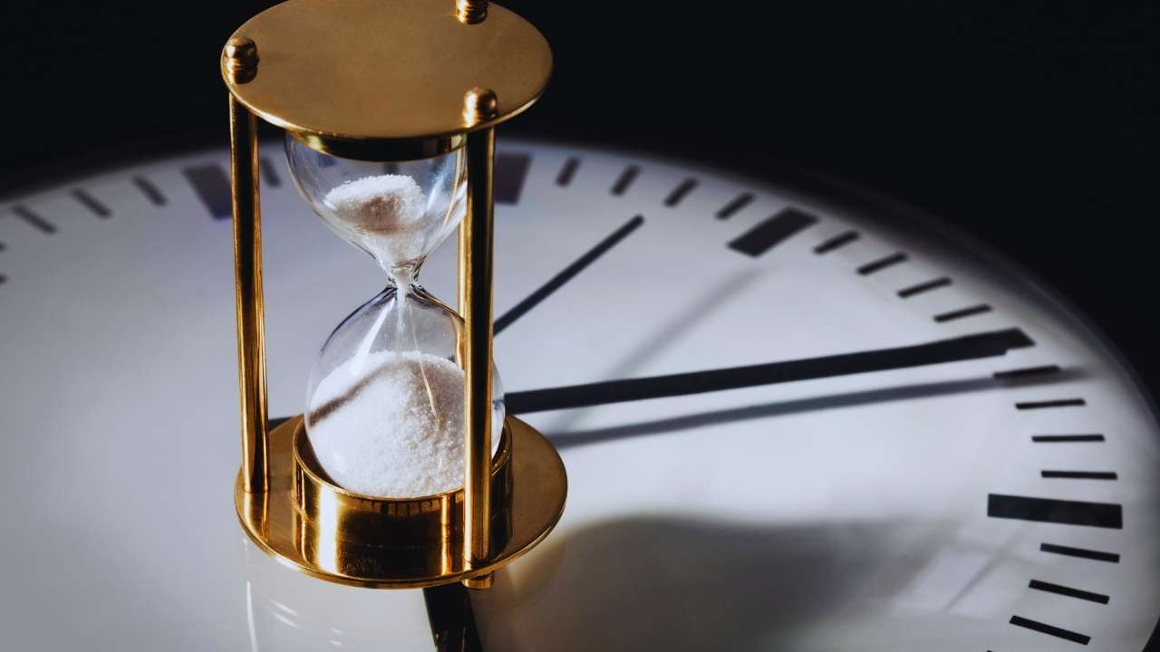 Cambio ora ottobre 2025: torna l’ora solare segna la data | Cosa cambia e come adattarsi