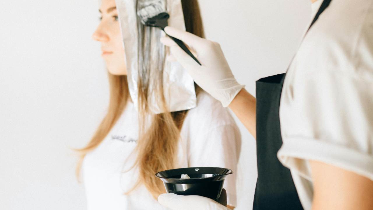 Tinta per capelli, quali ingredienti sono più pericolosi - dentrolanotiziabreak.it - 20250917