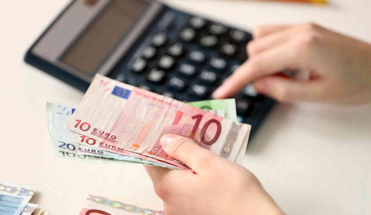 Tredicesima in anticipo rischi di perderla - Dentrolanotiziabreak.it (Fonte foto Canva)