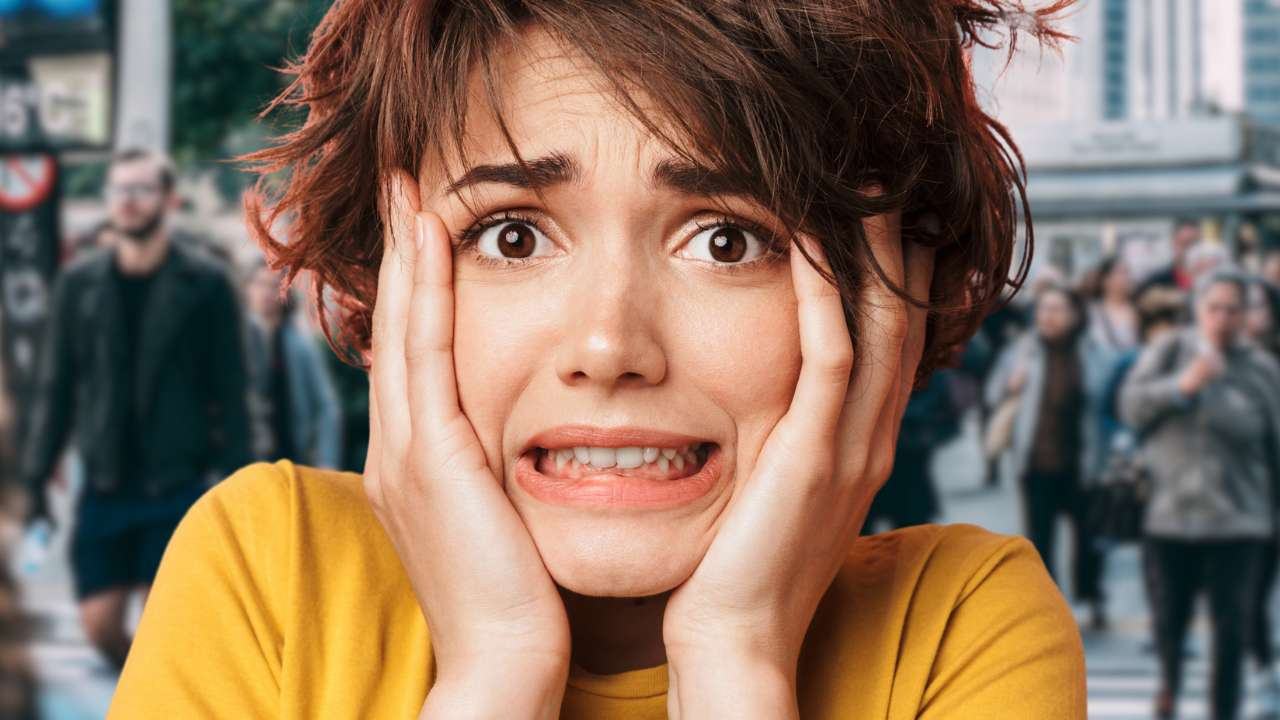 Scippo a una turista in pieno giorno: la prontezza degli agenti sventa la fuga del ladro