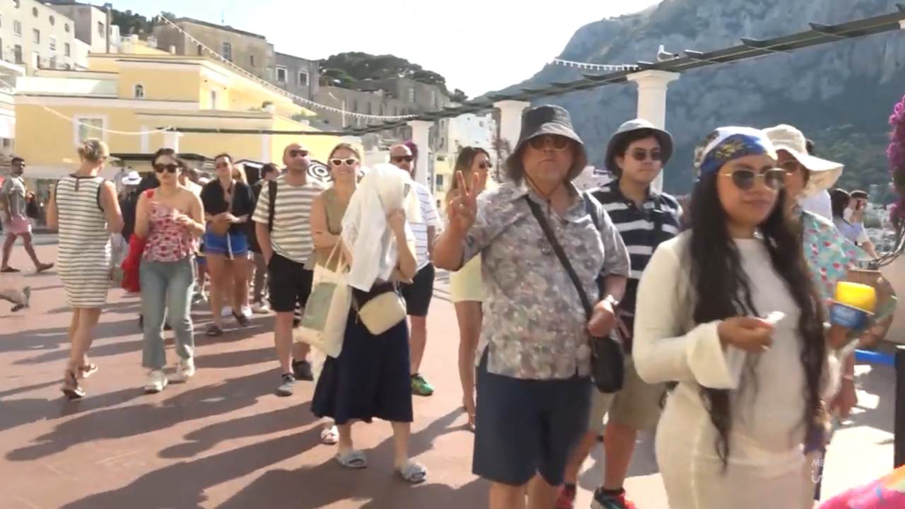 Turisti che affollano le mete più gettonate - dentrolanotiziabreak.it - 20250917