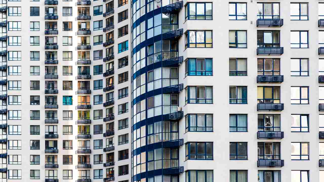 Vivono tutti nello stesso condominio, ecco dove - dentrolanotiziabreak.it - 20250918