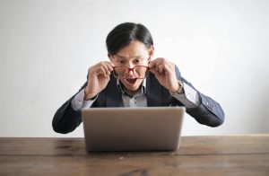 uomo sorpreso davanti al pc