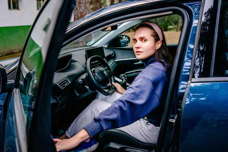 donna in auto