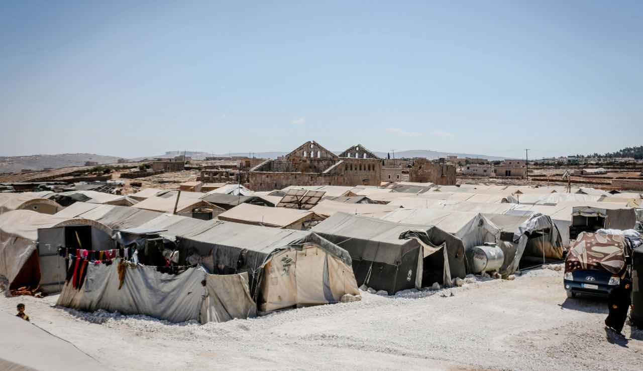 migranti - espulsi - capannoni - campo profughi - pexels - dentrolanotiziabreak