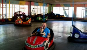 papà e figlio al parco giochi - pexels - dentrolanoziabreak