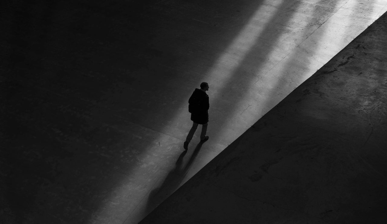 uomo solitario - ombra - pexels- dentrolanotiziabreak