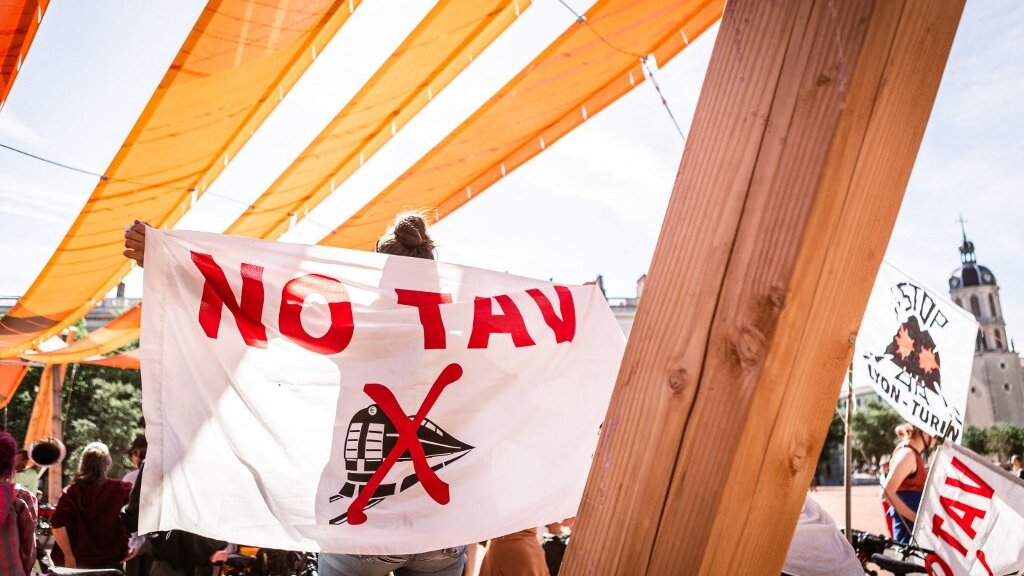 No Tav, scontri in Val di Susa: incappucciati assaltano cantieri, due camionette in fiamme