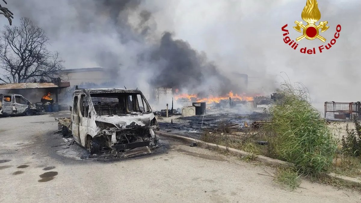 Incendio nella zona industriale di Termini Imerese